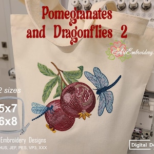 Puede incluir: Bolso tote color crema con un diseño bordado de granadas y libélulas. El texto "Pomegranates and Dragonflies 2" está en la parte superior. La bolsa también presenta el texto "*2 sizes", "5x7", "6x8", "Machine Embroidery Designs" y "Digital Download".