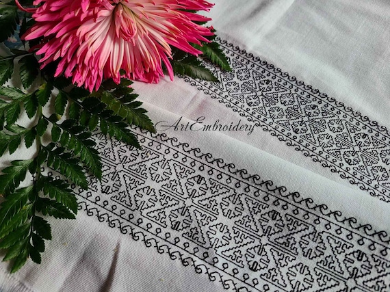 UND FLOWER RAISED EMBROIDERY TOP ブラック UND 3D FLOWER SKIN TOP