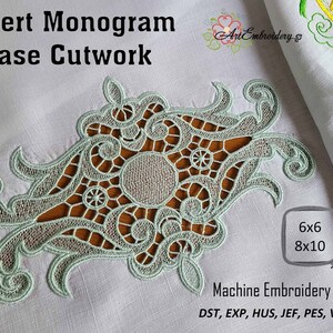 Puede incluir: Diseño de bordado a máquina con un calado de base de monograma insertado. El diseño presenta un delicado patrón calado en un tono verde suave, con intrincados remolinos y elementos florales. Disponible en tamaños 6x6 y 8x10.