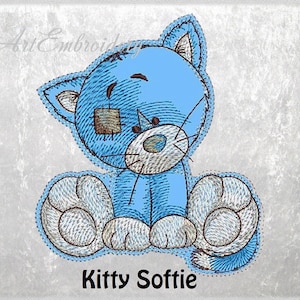 Op de afbeelding: Blauw geborduurd pluche speelgoedkat met een pleister over één oog. De kat zit met zijn poten onder zijn lichaam. De tekst "Kitty Softie" staat onder de kat.