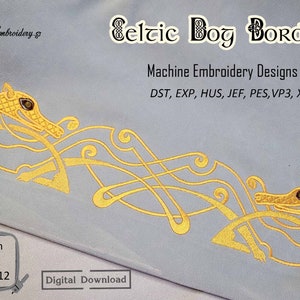 Puede incluir: Un conjunto de diseños de bordado a máquina que presenta un borde de nudo celta con dos cabezas de perro estilizadas. El diseño está en hilo dorado sobre una tela azul claro. El diseño está disponible en tamaños de 4x4 a 8x12 pulgadas. El texto "Celtic Bog Border" y "Machine Embroidery Designs Set" también se incluye en la imagen.