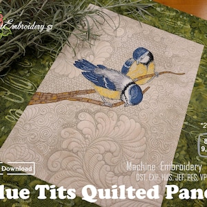 Può includere: Design di ricamo a macchina con due uccelli blu appollaiati su un ramo con uno sfondo a spirale. Il design è disponibile in due dimensioni: 8x11 pollici e 9,5x14 pollici. Il design si chiama "Blue Tits Quilted Panel".
