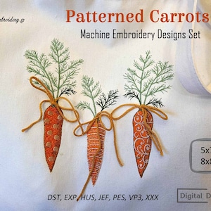 Könnte beinhalten: Drei orangefarbene Karotten mit einem Muster, gebunden mit Schnur und grünen Blättern. Maschinenstickmuster-Set, Größen 5x7 und 8x8. DST, EXP, HUS, JEF, PES, VP3, XXX. Digitaler Download.