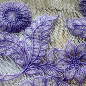 Puede incluir: Tela de encaje bordada de color morado con dise&ntilde;os florales y de hojas. La tela tiene una textura delicada y aireada, perfecta para a&ntilde;adir un toque de elegancia a cualquier proyecto.