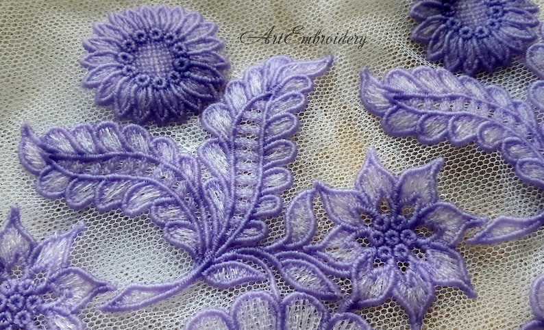 Puede incluir: Tela de encaje bordada de color morado con dise&ntilde;os florales y de hojas. La tela tiene una textura delicada y aireada, perfecta para a&ntilde;adir un toque de elegancia a cualquier proyecto.
