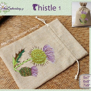 Pode incluir: Uma bolsa de cordão bege com um desenho de cardo bordado em roxo e verde. A bolsa está sobre uma superfície tecida. O texto "Thistle 1" está no canto superior direito da imagem. O texto "Machine Embroidery Design" está no canto superior esquerdo da imagem. A bolsa está disponível em três tamanhos: 5x7 polegadas, 6x8 polegadas e 7x9 polegadas.