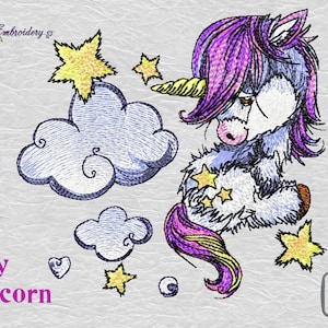 Puede incluir: Diseño bordado de un unicornio con pelo morado y cuerno dorado, rodeado de estrellas y nubes. El texto "Sky Unicorn" está en morado. El diseño mide aproximadamente 10x10 cm y 13x13 cm.