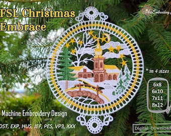 Puede incluir: Diseño de bordado a máquina FSL blanco y amarillo de una escena de invierno con una iglesia, árboles y un puente. El diseño es circular y está disponible en cuatro tamaños: 6x8, 6x10, 7x11 y 8x12 pulgadas. El texto "FSL Christmas Embrace" está en la parte superior de la imagen.