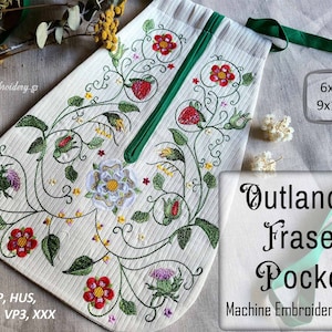 Peut inclure: Une poche en tissu blanc avec une broderie verte d'un motif floral avec des fraises, des chardons et une rose blanche. Le texte "Outlander Fraser Pocket" est en écriture cursive verte. Le texte "Machine Embroidery Design" est en dessous. Le texte "6x8 9x14" est dans un cercle dans le coin supérieur droit. Le texte "DST, EXP, HUS, JEF, PES, VP3, XXX" est dans le coin inférieur gauche.