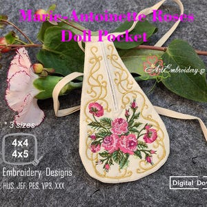 Puede incluir: Un bolsillo de muñeca de tela blanca con un diseño bordado en oro de rosas y enredaderas. El texto "Marie Antoinette Roses Doll Pocket" está en la parte superior de la imagen. El texto "3 tamaños 4x4 4x5" está en la esquina inferior izquierda. El texto "Machine Embroidery Designs DST, EXP, HUS, JEF, PES, VP3, XXX" está en la esquina inferior izquierda. El texto "Descarga digital" está en la esquina inferior derecha.