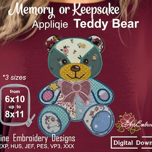 Op de afbeelding: Een kleurrijk teddybeer-appliquéontwerp met bloemen- en stippatronen, een roze strik en een eenhoorn. De tekst luidt "Memory or Keepsake Applique Teddy Bear" en "Machine Embroidery Designs" met maten van 15.24 x 25.4 cm tot 20.32 x 27.94 cm.