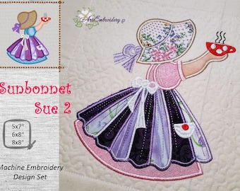 Può includere: Set di design per ricamo a macchina di una ragazza con un vestito viola e rosa e un cappello da sole, che tiene una tazza di tè rossa. Il design è disponibile in tre dimensioni: 5x7 pollici, 6x8 pollici e 8x8 pollici. Sunbonnet Sue 2.
