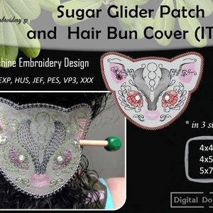 Può includere: Design di ricamo a macchina di un viso di planatore dello zucchero con fiori rosa e pelliccia grigia. Il design è disponibile in tre dimensioni: 4x4 pollici, 4x5 pollici e 5x7 pollici. Il design è per il ricamo in cerchio e può essere utilizzato per realizzare un copri-chignon o una toppa.