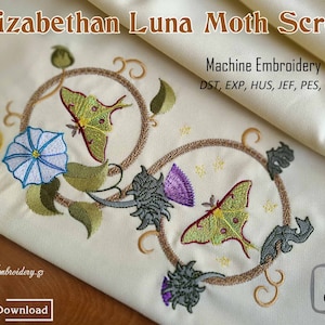 Op de afbeelding: Machine borduurontwerp van een gestileerde Elizabethaanse rol met twee groene luna-motten, een blauwe ochtendgloriebloem en een paarse distel. Het ontwerp is verkrijgbaar in de maten 5x7 en 6x10 inch. De tekst "DST, EXP, HUS, JEF, PES, VP3, XXX" is ook in de afbeelding opgenomen.