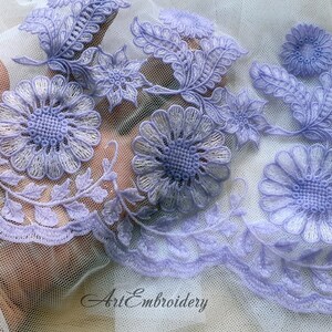 Puede incluir: Borde de encaje floral de color morado y blanco con un dise&ntilde;o delicado. El borde presenta un patr&oacute;n repetitivo de flores y hojas.