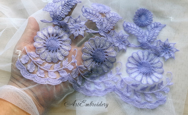 Puede incluir: Borde de encaje floral de color morado y blanco con un dise&ntilde;o delicado. El borde presenta un patr&oacute;n repetitivo de flores y hojas.