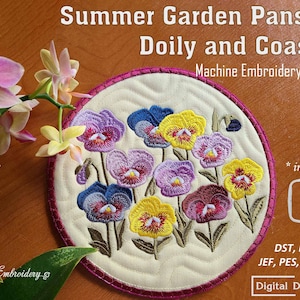 Può includere: Modello di ricamo a macchina per un tovaglietta o un sottobicchiere con un gruppo di violette colorate in tonalità di viola, giallo e rosso. Il design è disponibile in due dimensioni: 15,24 x 15,24 cm e 20,32 x 20,32 cm. I formati di file includono DST, EXP, HUS, JEF, PES, VP3 e XXX.