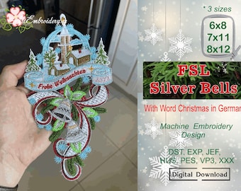 Puede incluir: Diseño de bordado a máquina que representa una escena navideña con campanas plateadas, una iglesia y la frase alemana "Frohe Weihnachten" (Feliz Navidad). El diseño está disponible en tres tamaños: 6x8, 7x11 y 8x12 pulgadas. Los formatos de archivo incluyen DST, EXP, JEF, HUS, PES, VP3 y XXX.