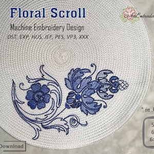Może przedstawiać: Biały okrągły podkład pod talerz z haftem w postaci niebieskiego kwiatowego zwoju. Wzór jest w stylu tradycyjnej niebiesko-białej porcelany. Tekst "Floral Scroll" i "Machine Embroidery Design" znajduje się w górnej części obrazu. Tekst "DST, EXP, HUS, JEF, PES, VP3, XXX" znajduje się pod tytułem. Tekst "Digital Download" znajduje się na dole obrazu. Tekst "* in 3 sizes" znajduje się w prawym dolnym rogu obrazu. Tekst "5x7", "6x8" i "6x10" znajduje się pod tekstem "* in 3 sizes".