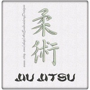 Może przedstawiać: Białe tło z japońskimi znakami dla "Jiu Jitsu" w srebrnym hafcie. Słowa "Jiu Jitsu" są napisane czarnym kolorem pod znakami.