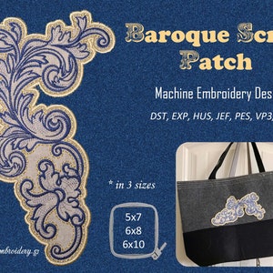 Può includere: Un disegno di ricamo a macchina di una toppa a rotolo barocco in tre dimensioni: 5x7, 6x8 e 6x10 pollici. Il disegno è mostrato su uno sfondo di denim blu e su una borsa tote nera e grigia.