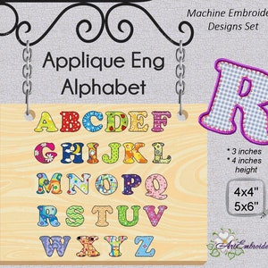 Puede incluir: Diseños de bordado de alfabeto inglés en aplique de varios colores y patrones. Las letras están en un letrero de madera con una cadena colgando. La letra R se muestra por separado en un tamaño más grande con un patrón a cuadros azul y blanco. Los diseños están disponibles en tamaños de 3 y 4 pulgadas, y en tamaños de aro de 4x4 y 5x6 pulgadas.