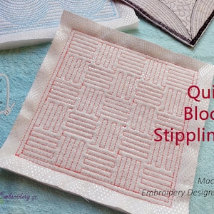 Pode incluir: Um quadrado de tecido branco com costuras vermelhas em um padrão geométrico. O tecido é etiquetado como "Quilt Block Stippling" e "Machine Embroidery Designs Set". O tecido está disponível nos tamanhos 4x4", 6x6" e 8x8".