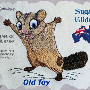Può includere: Design di ricamo a macchina di uno scoiattolo volante marrone con grandi occhi blu, in piedi sulle zampe posteriori con la coda arrotolata dietro di lui. Il design è disponibile in due dimensioni: 4x4 pollici e 5x7 pollici. Il design include anche il testo "Sugar Glider" e "Old Toy".