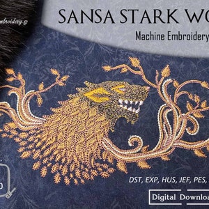 Op de afbeelding: Machine borduurontwerp van een wolfskop met een gestileerde boom, in gouden en witte draad, op een donkerblauwe achtergrond. Het ontwerp is verkrijgbaar in de maten 5x7 en 6x10 inch. De tekst "SANSA STARK WOLF" staat bovenaan de afbeelding. De tekst "DST, EXP, HUS, JEF, PES, VP3, XXX" staat onder het ontwerp. De tekst "Digitaal downloaden" staat onderaan de afbeelding.