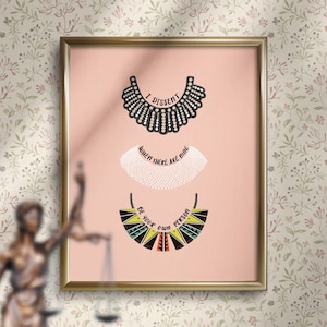 以下が含まれることがあります： インスピレーションを与える引用句が書かれた3つの装飾的なネックレスが特徴の額入りアートプリント。一番上のネックレスは黒で「I DISSENT」の文字が入っています。真ん中のネックレスは白で「WHEN THERE ARE MINE」の文字が入っています。一番下のネックレスはカラフルで「BE YOUR OWN PERSON」の文字が入っています。