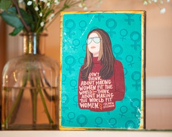 Ilustracja ścienna z cytatem feministycznym Glorii Steinem, transfer obrazu na drewno – WYKONANE NA ZAMÓWIENIE