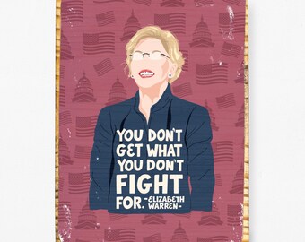 Könnte beinhalten: Ein Holzschild mit rotem, weißem und blauem Hintergrund, auf dem eine Comic-Illustration von Elizabeth Warren zu sehen ist. Auf dem Schild steht der Spruch "Man bekommt nicht, wofür man nicht kämpft." -Elizabeth Warren.