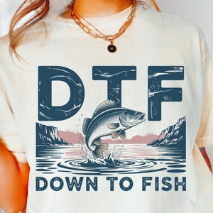 DTF Abajo para pescar PNG Camiseta divertida PNG Pesca PNG Caza PNG Clip Art de pesca Vida en el lago PNG Lago PNG Camiseta divertida de pesca Camiseta de papá pescando