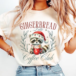Gingerbread Latte Navidad Png Mapache Png Moda Santa Png Sublimación de Navidad Club Social Png Espíritu Navideño Png Lazo de Coqueta de Navidad