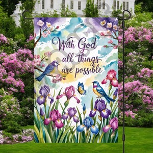 Puede incluir: Una bandera de jardín con un diseño de acuarela de iris, mariposas y pájaros. El texto "With God all things are possible" está escrito en blanco sobre un fondo amarillo.