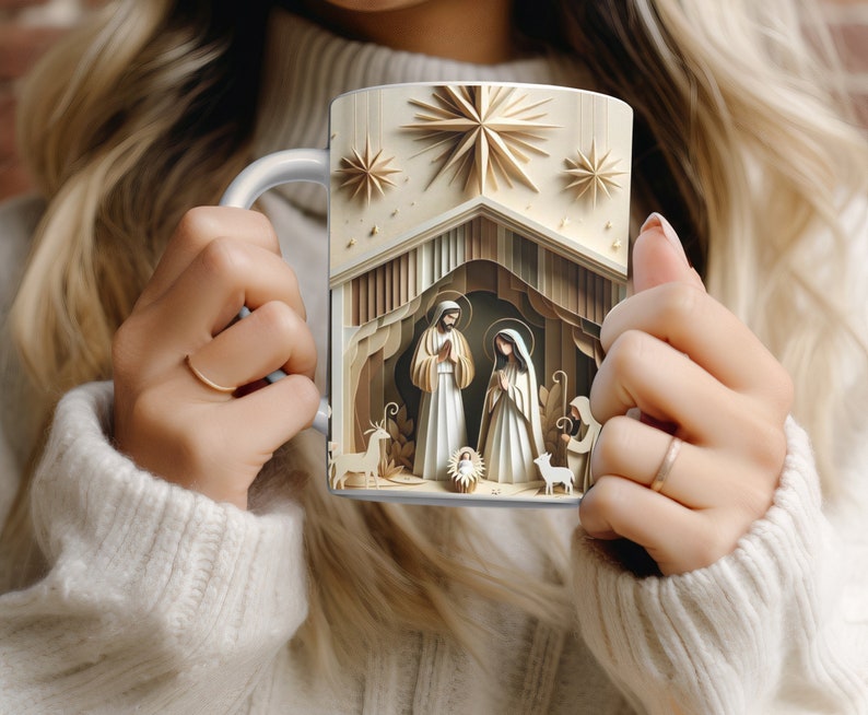 Puede incluir: Taza de cer&aacute;mica blanca con una ilustraci&oacute;n colorida de una escena de la natividad. La escena representa a Mar&iacute;a, Jos&eacute; y el ni&ntilde;o Jes&uacute;s en un pesebre con una estrella sobre ellos.