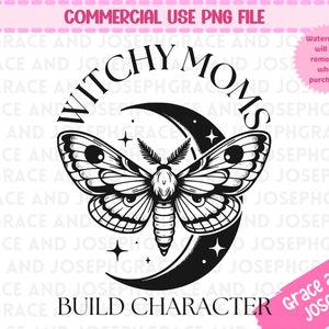 K&ouml;nnte beinhalten: Schwarzwei&szlig;es Grafikdesign eines Nachtfalters mit gro&szlig;en Fl&uuml;geln und einem Halbmond. Der Text "Witchy Moms" ist in einer stilisierten Schrift um den Nachtfalter und den Mond geschrieben. Der Text "Build Character" ist unter dem Nachtfalter und dem Mond geschrieben.