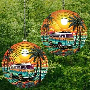 Peut inclure: Deux mobiles en métal colorés avec un design de camionnette rétro. Chaque mobile présente une scène de coucher de soleil avec des palmiers et des vagues océaniques. Les camionnettes sont bleues et blanches avec un soleil jaune et un ciel orange.