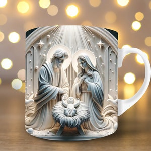 以下が含まれることがあります： 聖家族を描いたクリスマスのシーンがプリントされた白いセラミックマグカップ。マリア、ヨセフ、そして赤ちゃんのイエスが飼い葉桶の中にいる様子が描かれています。