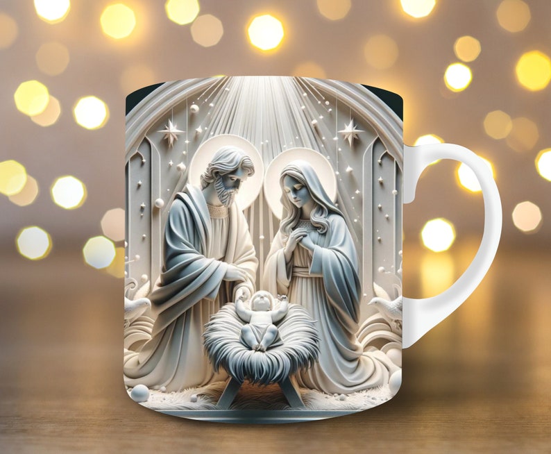 以下が含まれることがあります： 聖家族を描いたクリスマスのシーンがプリントされた白いセラミックマグカップ。マリア、ヨセフ、そして赤ちゃんのイエスが飼い葉桶の中にいる様子が描かれています。