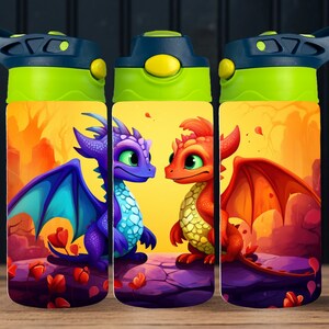 Peut inclure: Trois bouteilles d'eau réutilisables avec un couvercle vert et un motif de dragon coloré. Les dragons sont violet, bleu et orange et se font face. L'arrière-plan est un coucher de soleil jaune, orange et violet.