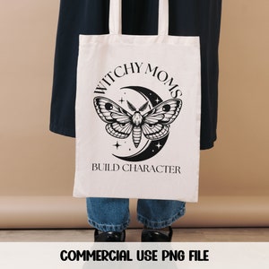 K&ouml;nnte beinhalten: Eine wei&szlig;e Einkaufstasche mit dem Aufdruck "Witchy Moms Build Character". Das Design zeigt einen schwarz-wei&szlig;en Schmetterling mit einer Mondsichel und Sternen.