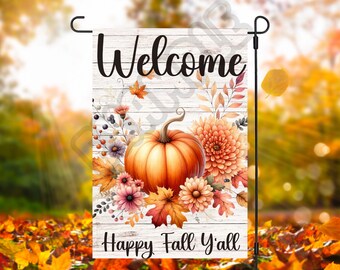 Op de afbeelding: Welkom in de herfst! Een wit houten bord met de tekst "Welcome" en "Happy Fall Y'all" omringd door herfstbladeren, waaronder een pompoen, bladeren en bloemen.