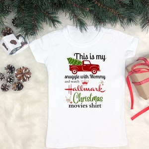 Esta es mi camiseta de película navideña PNG, acurrucarse con mami, camiseta navideña PNG, Navidad para niños PNG, camión navideño rojo, camiseta navideña