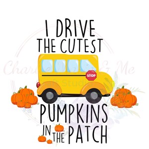 Könnte beinhalten: Ein gelber Schulbus mit dem Text "I drive the cutest pumpkins in the patch" und einem Stoppschild. Der Bus ist von orangefarbenen Kürbissen umgeben.