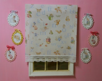 Puppenhaus-Miniatur B P mit blauen Buchstaben Jalousie, Maßstab 1:12.