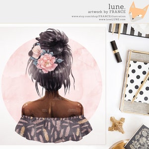 Puede incluir: Una ilustraci&oacute;n digital de una mujer con piel marr&oacute;n oscura, que lleva una blusa rosa y gris sin hombros con un estampado de plumas. Su cabello est&aacute; recogido en un mo&ntilde;o y adornado con flores rosas. El fondo es un c&iacute;rculo de acuarela rosa suave.