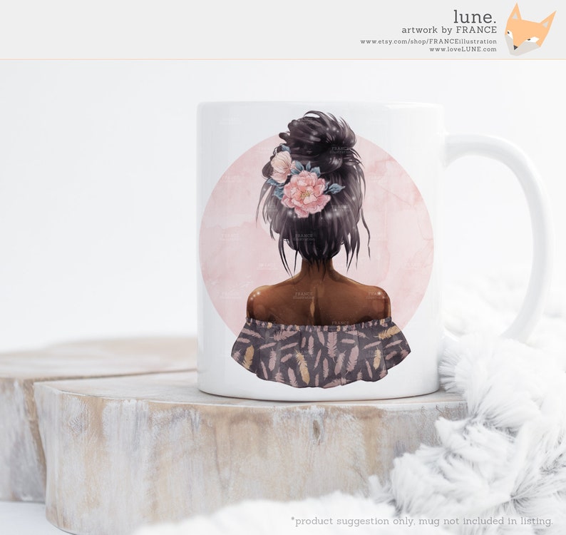 Puede incluir: Taza de cer&aacute;mica blanca con un gr&aacute;fico de una mujer con cabello negro largo, usando una corona de flores y una blusa de hombros descubiertos con estampado. El fondo es un c&iacute;rculo rosa.