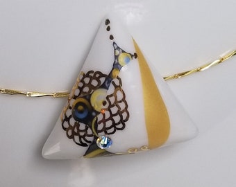 Colar de porcelana - gordo e inchado, desenho pintado à mão "One of a Kind" com uma corrente banhada a ouro com cristal Swarovski adicionada