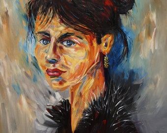 Puede incluir: Una pintura de una mujer con el pelo oscuro recogido en un moño. Lleva una chaqueta negra con cuello de piel y un pendiente de oro en la oreja derecha. El fondo es de color gris claro con pinceladas de azul y amarillo.
